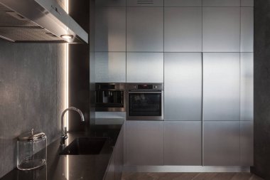 Dahili cihaz ile modern ve yeni mutfak