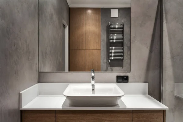 Современный интерьер новой ванной комнаты в доме — стоковое фото