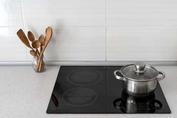 Кухня со встроенной керамической индукционной плитой — стоковое фото