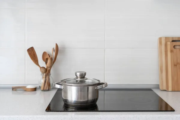 Küche mit eingebautem Keramik-Induktionsherd — Stockfoto