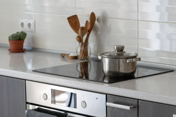 Cozinha com construído em fogão de indução de cerâmica — Fotografia de Stock