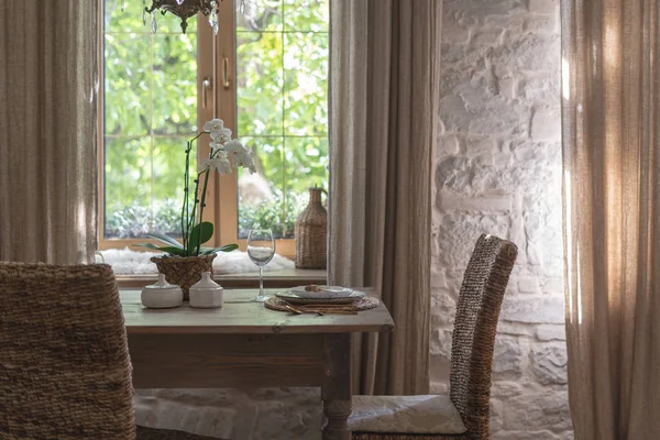 Tabla de ajuste con vajilla y orquídea blanca — Foto de Stock