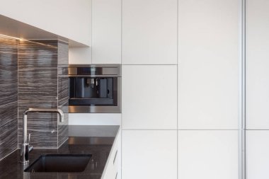 Dahili cihaz ile modern ve yeni mutfak