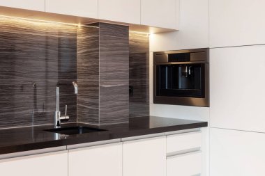 Dahili cihaz ile modern ve yeni mutfak