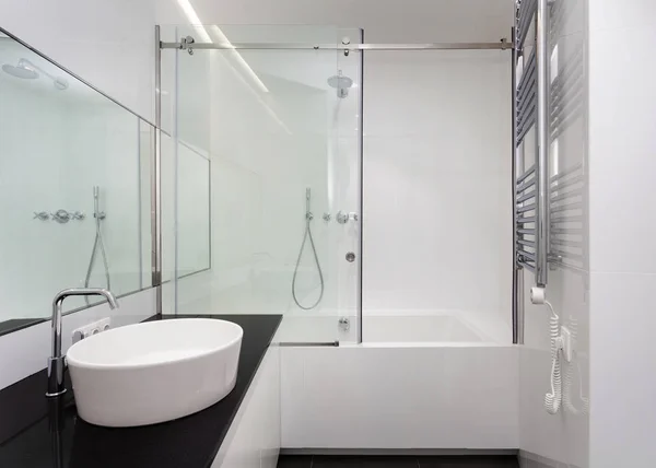 Современный интерьер новой ванной комнаты в доме — стоковое фото