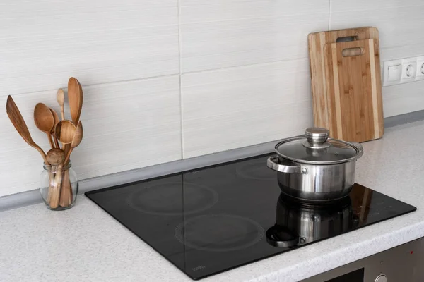 Küche mit eingebautem Keramik-Induktionsherd — Stockfoto
