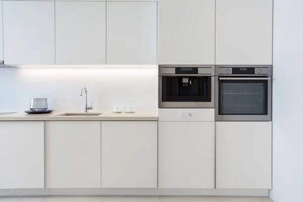 Modern dan baru dapur dengan dibangun di peralatan — Stok Foto