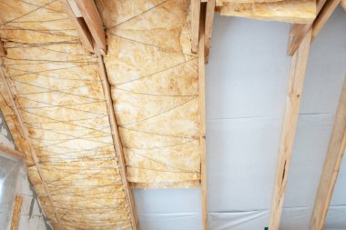 Tavan arasında yalıtımlı cam yünlü bir ev inşa ediliyor.