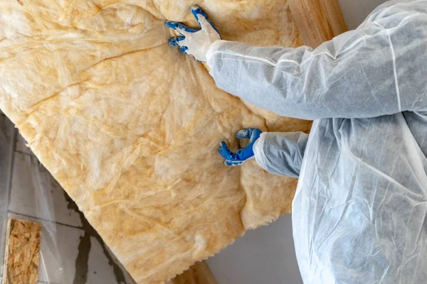 Professionell arbetare installera värmeisolering stenull under taket — Stockfoto