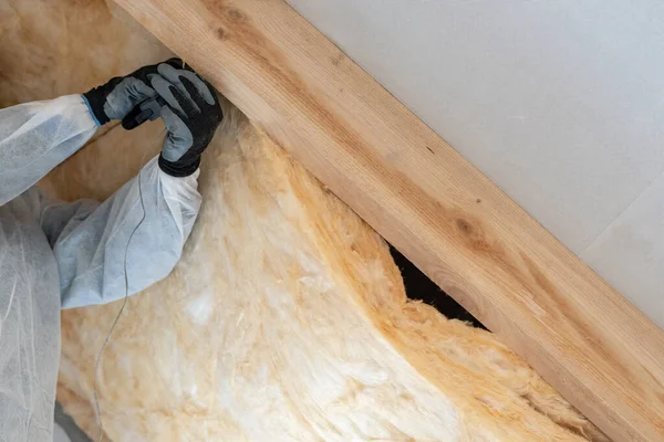 Professionell arbetare man installera värmeisolering skikt med glasfiber ull under taket — Stockfoto