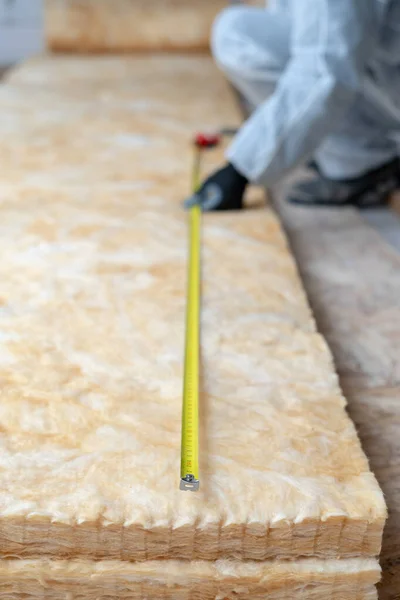 Profesyonel çatı tamircisi çatının altına termal yalıtım katmanı yerleştiriyor. — Stok fotoğraf
