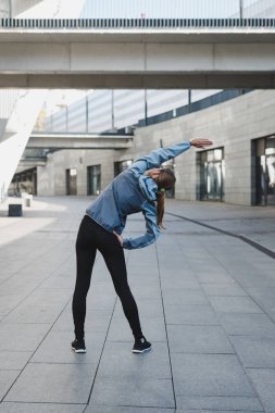 Genç sporcu kadın şehir dışında antrenman yapıyor.