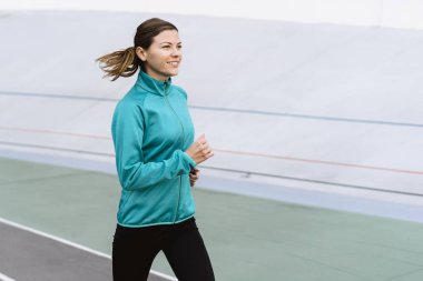 Genç sporcu kadın şehir dışında antrenman yapıyor.