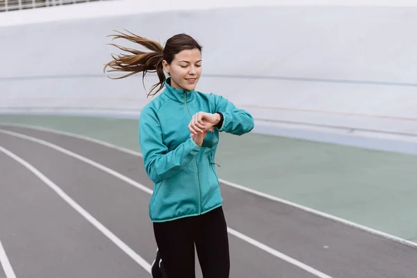 Молода доросла спортсменка біжить на відкритому повітрі в місті — стокове фото