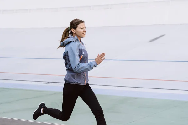 Fiatal felnőtt atlétikai nő edzés szabadban a városban — Stock Fotó