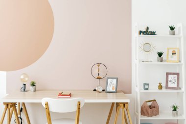 Çağdaş iş yeri kavramı. İç dekorasyonu en düşük olan modern oda, ahşap masa, raflar, sandalye ve grafik resimli fotokopi duvarı.