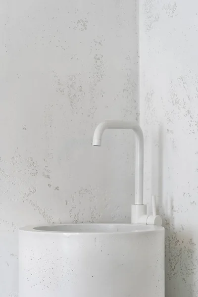 Foto Vertical Del Elemento Lavabo Hormigón Blanco Grifo Agua Contra —  Fotos de Stock