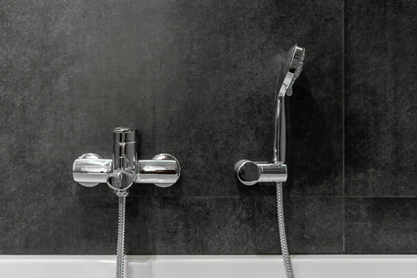 管道工程的概念 用现代室内设计将银制水龙头和铬淋浴器盖在新浴室的新浴室上 与墙上的灰色复制空间瓷砖相抗衡 — 图库照片