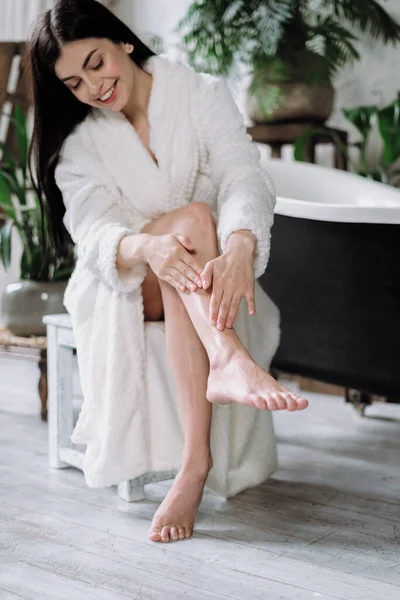 Glückliche Junge Erwachsene Frau Die Massage Macht Creme Auf Die — Stockfoto