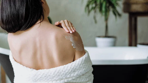 Corte Visão Traseira Menina Aplicar Creme Pele Ombro Fazendo Massagem — Fotografia de Stock