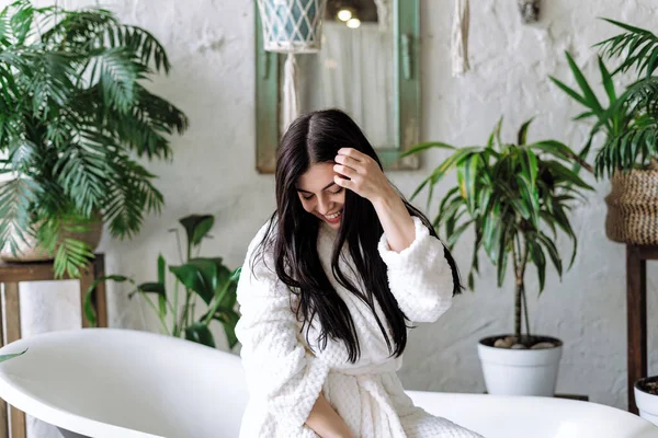 Sonhador Feliz Jovem Mulher Adulta Passando Manhã Banheiro Sentado Banho — Fotografia de Stock