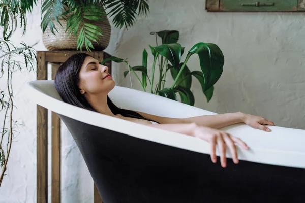 Vücut Bakımı Konsepti Düşüncesiz Hayalperest Genç Kadın Banyoda Uzanıyor Banyoda — Stok fotoğraf