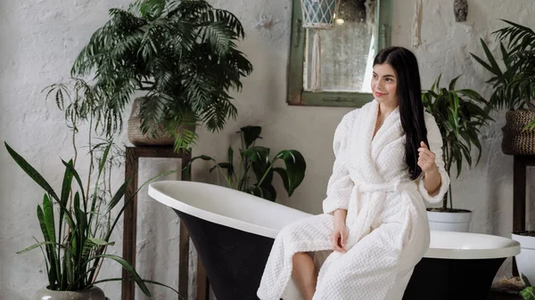 Vista Panorâmica Encantadora Jovem Adulta Roupão Banho Tocando Seu Cabelo — Fotografia de Stock