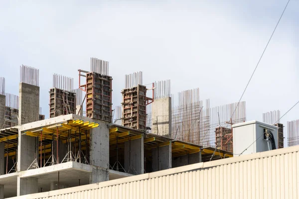 Edifício Moderno Construção Com Cofragem Reforço Parede Concreto Contra Céu — Fotografia de Stock