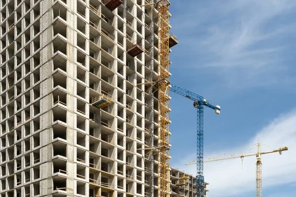 Edifício Moderno Construção Com Equipamentos Andaimes Equipamentos Guindaste Torre Contra — Fotografia de Stock