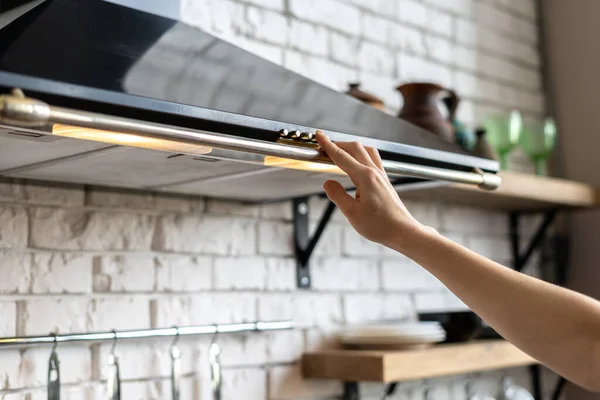 Vista Cortada Mão Mulher Selecione Modo Capuz Cozinha Perto Aparelho — Fotografia de Stock