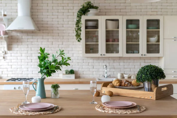 Witte Keuken Appartement Met Modern Interieur Servies Eettafel Ontbijt Borden — Stockfoto