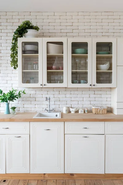 Verticaal Uitzicht Moderne Keuken Thuis Met Wit Interieur Wastafel Waterkraan — Stockfoto