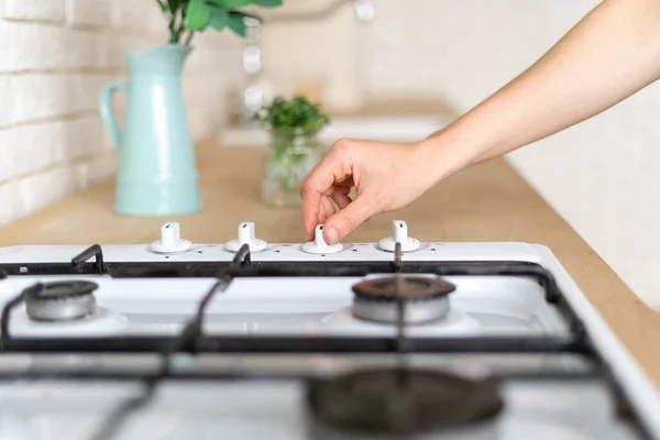 Vue Recadrée Main Femme Tourner Bouton Sur Appareil Cuisinière Gaz — Photo