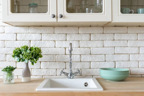 Vooraanzicht Van Moderne Keuken Thuis Met Wit Interieur Wastafel Waterkraan — Stockfoto