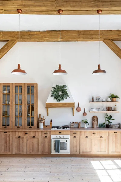 Photo Verticale Maison Confortable Avec Intérieur Cuisine Moderne Cuisinière Gaz — Photo