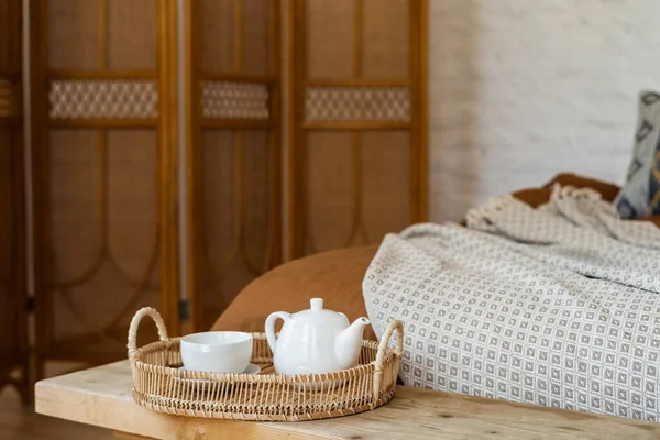 Selektiver Fokus Auf Teekanne Und Tasse Tablett Auf Dem Bett — Stockfoto