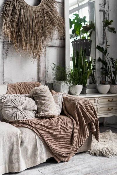 Vertikales Foto Von Gemütlichem Wohnzimmerinterieur Boho Chic Stil Mit Couch — Stockfoto