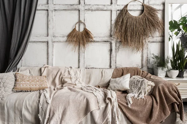 Gemütliche Wohnzimmereinrichtung Boho Chic Stil Mit Sofa Bequemen Kissen Tagesdecke — Stockfoto