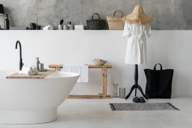 Modern evde modern iç tasarımı olan beyaz, rahat banyo elementi. Ev dekorasyonu, temiz havlular ve parlak banyolu bornoz.