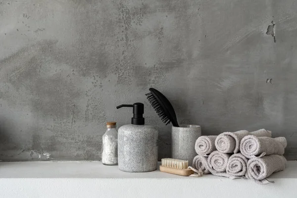 Sabun Makinesi Saç Fırçası Banyo Tuzu Temiz Yeni Sarılmış Havlular — Stok fotoğraf