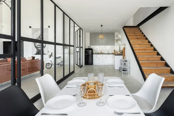 Casa Moderna Con Comedor Contemporáneo Contra Cajones Cocina Sobre Armario — Foto de Stock