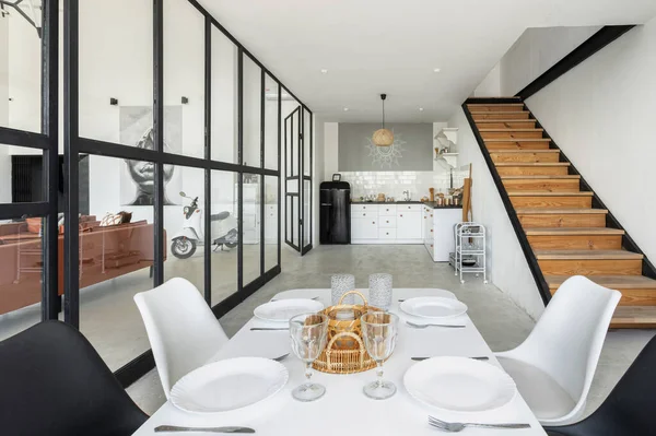 Casa Moderna Con Sala Pranzo Contemporanea Contro Cassetti Della Cucina — Foto Stock