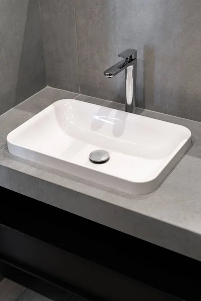 管道工程的概念 现代室内设计新浴室灰墙上白色水槽和复制空间的垂直照片 — 图库照片