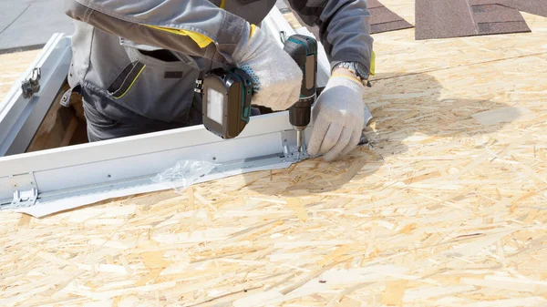 Konzept Der Haussanierung Banner Mit Abgeschnittener Ansicht Des Professionellen Arbeiters — Stockfoto