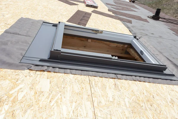 建設中の家の概念 木製屋上のマンサードルームのための新しい天窓フレームと改善モジュールの建物 — ストック写真