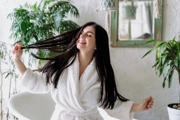 Menina Adulta Jovem Despreocupada Feliz Balançando Cabeça Com Cabelo Flutuante — Fotografia de Stock