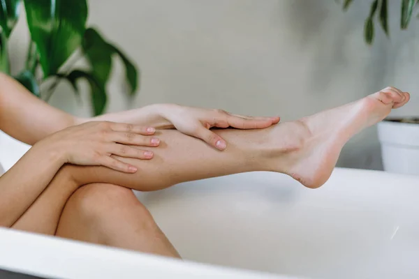 Pflegekonzept Ausgeschnittene Ansicht Einer Jungen Erwachsenen Frau Die Der Badewanne — Stockfoto