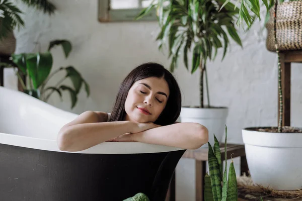 Vista Retrato Una Mujer Adulta Joven Tranquila Tumbada Baño Haciendo — Foto de Stock