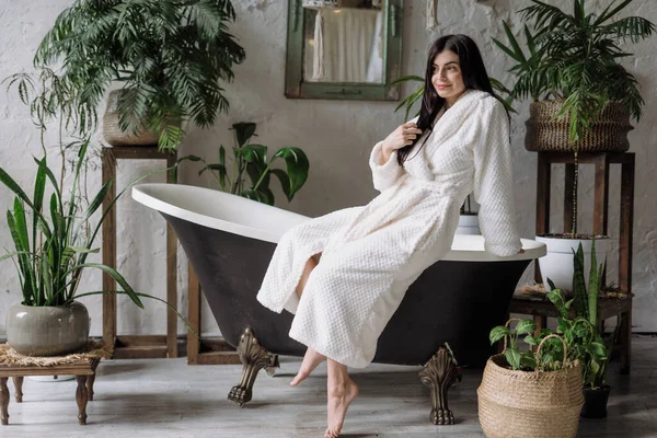 Lachende Jonge Volwassen Vrouw Badjas Ochtend Doorbrengen Badkamer Met Groene — Stockfoto