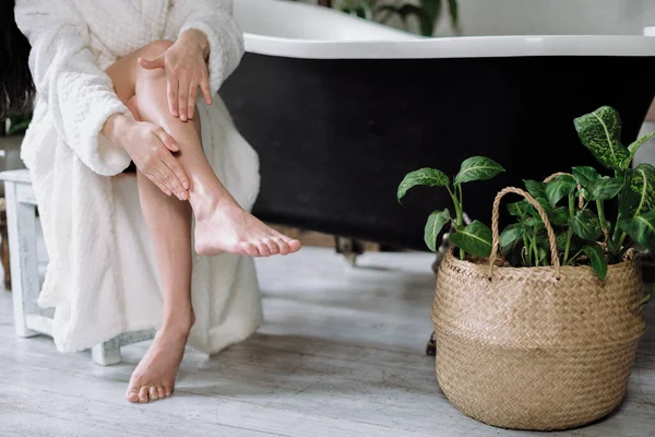 Ausgeschnittene Ansicht Junger Erwachsener Frauen Nach Dem Rasieren Creme Auf — Stockfoto